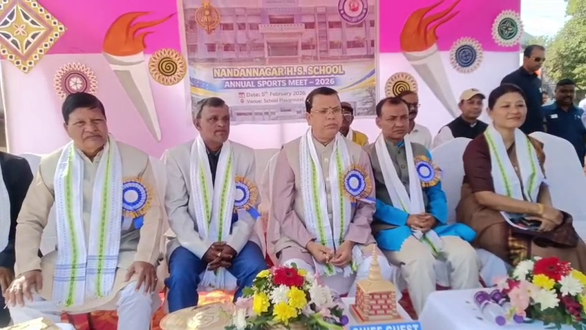 মশাল জ্বালিয়ে বিদ্যালয়ের বার্ষিক ক্রীড়া প্রতিযোগিতার উদ্বোধন করেন ক্রীড়া মন্ত্রী  