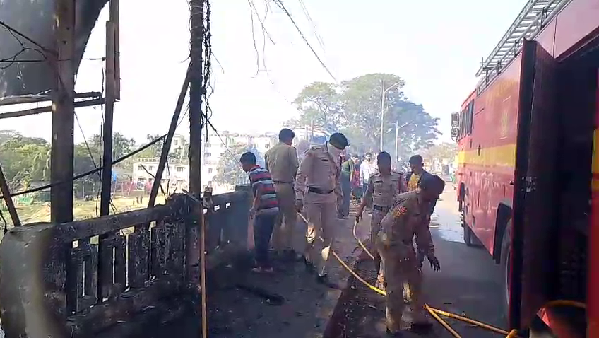 লেক চৌমুহনী বাজার এলাকায় আবর্জনার স্তূপে অগ্নিকাণ্ড ঘিরে চাঞ্চল্য 