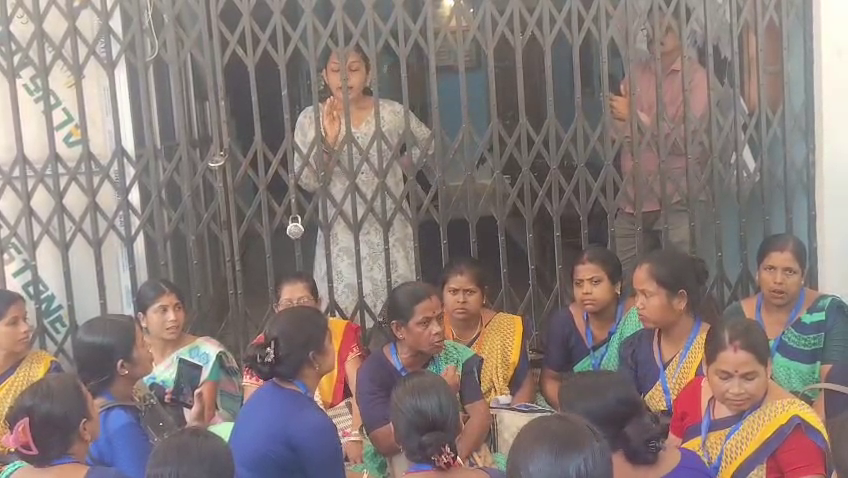 আট মাস ধরে বিল বকেয়া! সালেমা ব্লক অফিসে তালা ঝুলিয়ে আন্দোলনে TRLM CSP-রা