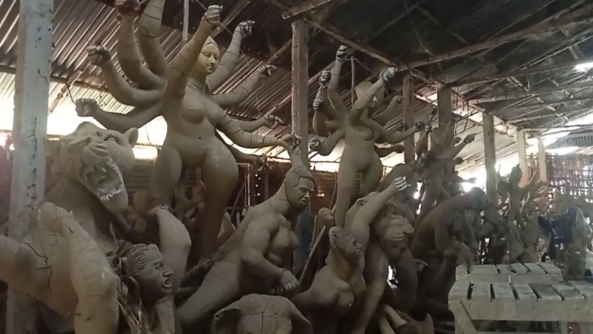 দুর্গা প্রতিমা নির্মাণে ব্যস্ত মৃৎশিল্পীরা, সরকারি সহায়তার দাবি