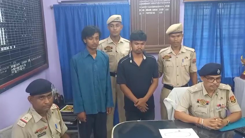 আমতলী থানার পুলিশের হাতে আটক ২ ছিনতাইবাজ সহ একটি সোনার চেইন! 