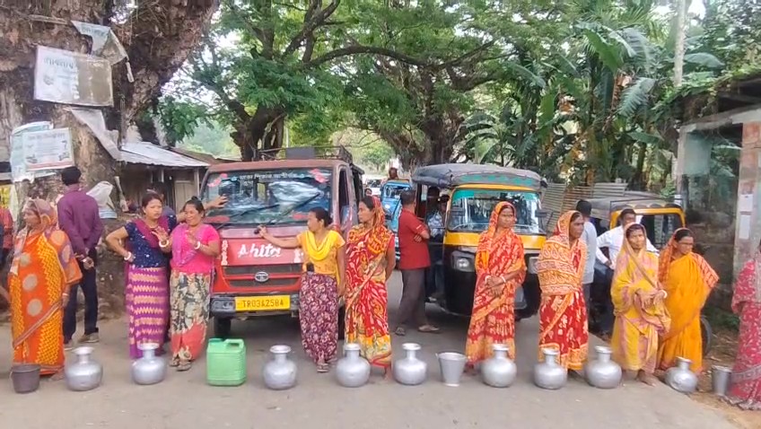 জলের দাবিতে বিলোনিয়ায় মহিলাদের পথ অবরোধ, আটকে পড়লেন জেলা শাসক ।