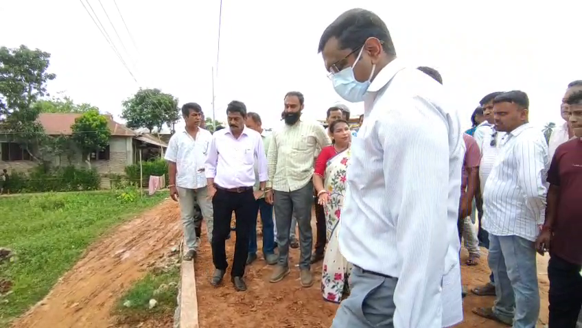  বর্ডার গোলচক্কর এলাকায় নিকাশি ব্যবস্থা ও সড়কের বেহাল দশা দেখে ক্ষোভ প্রকাশ মেয়রের 