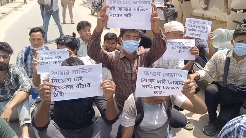  পুলিশের চোখে ধুলো দিয়ে মুখ্যমন্ত্রীর বাড়ির সামনে চাকরির দাবিতে আন্দোলনকারীদের ধরনা