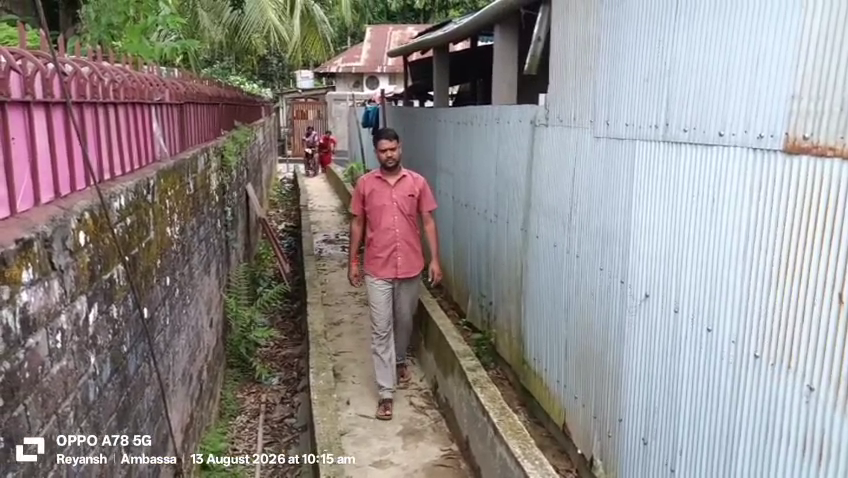 ত্রুটিপূর্ণ ড্রেনেজ ব্যবস্থা এবং রাস্তা নির্মাণের ফলে চরম বিপাকে পড়েছেন স্থানীয় বাসিন্দারা