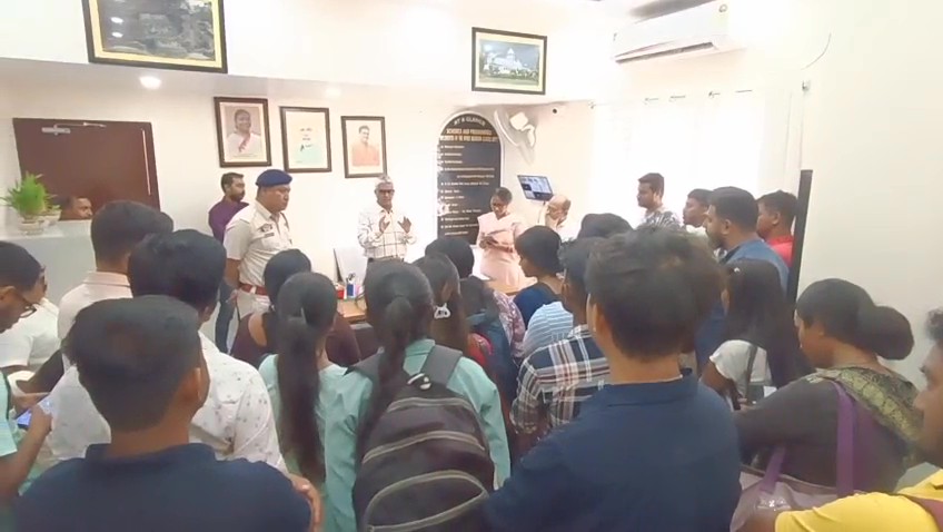 স্কলারশিপ বিতর্কে ওবিসি কল্যাণ দপ্তর এর আধিকারিক ঘেরাও