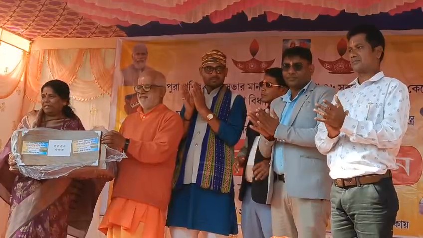 ১০৬ টি কীর্তনিয়া দলের হাতে বিধায়ীকা বাদ্যযন্ত্র  তুলে দিলেন।
