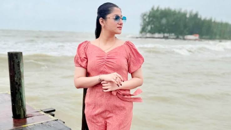 সমুদ্রের প্রেমে মগ্ন পূজা চেরী