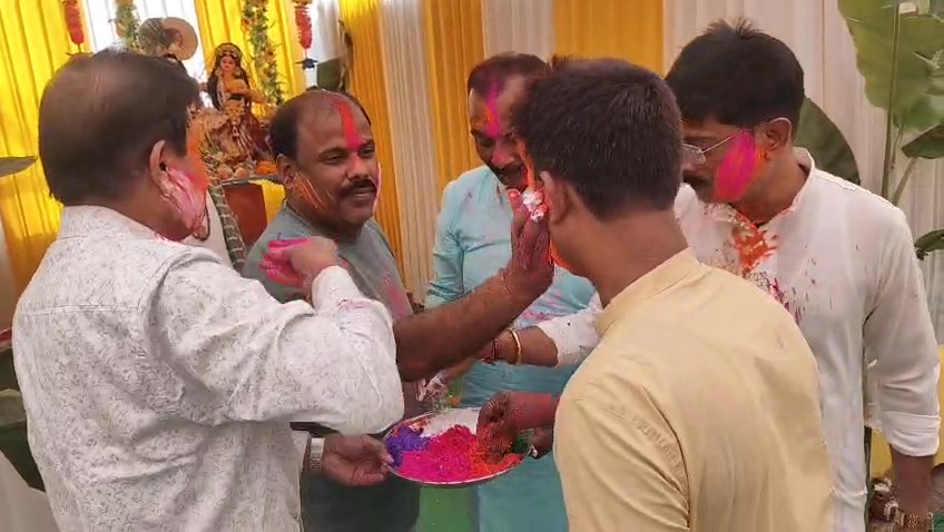 মহারাজগঞ্জ বাজারে দোল উৎসব অনুষ্ঠিত 