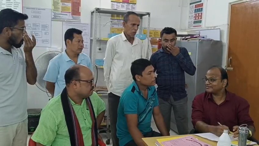 মানবতার এক অন্যন্য নজির ঘরলেন আমবাসার মন্ডল সভাপতি অজয় অধিকারী।