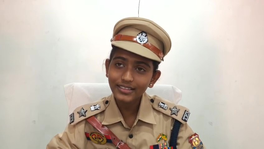 পুলিশ সপ্তাহ উপলক্ষে একদিনের কমান্ড্যান্ট অষ্টম শ্রেণির ছাত্রী।