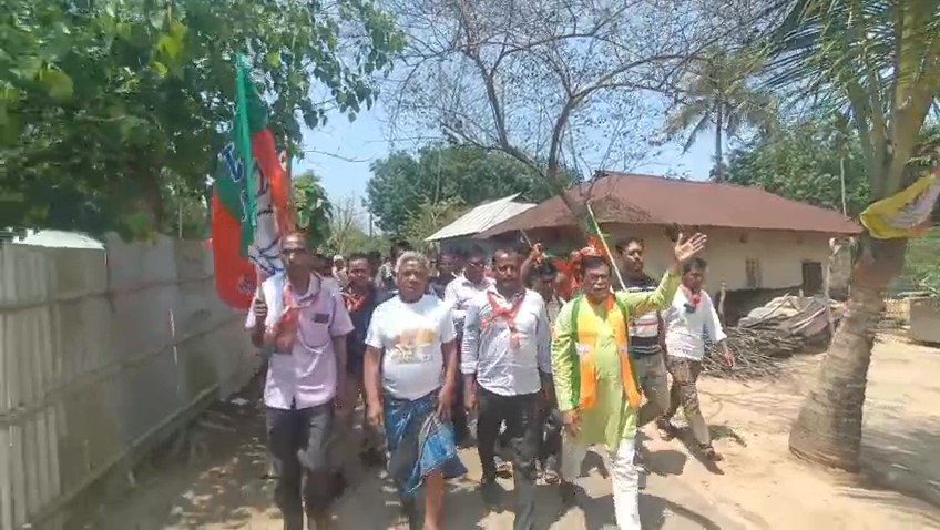 সঞ্জীব রিয়াং এর সমর্থনে জোলাইবাড়ী বিধানসভাকেন্দ্রের বিভিন্ন জায়গায় প্রচার চালাচ্ছে মন্ডল সভাপতি। 