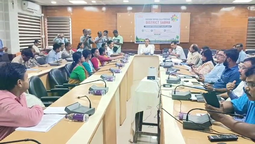  সার্বিক উন্নয়নের খসড়া  চূড়ান্ত করতে পশ্চিম ত্রিপুরা জেলা পরিষদের বৈঠক অনুষ্ঠিত 
