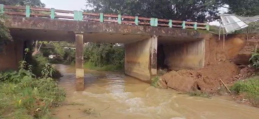  আগরতলা-সিমনা সড়কের ব্রম্ক্ষকুন্ডুতে ব্রিজে ধস, বড়সড় দুর্ঘটনার আশঙ্কা 