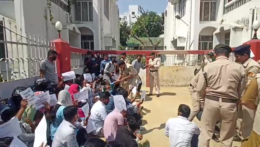 একসাথে নিয়োগের দাবিতে অর্থমন্ত্রীর বাসভবনের সামনে টেট-২ উত্তীর্ণদের বিক্ষোভ 