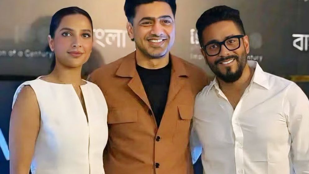দেব-রাজের সঙ্গে নতুন লুকে নজর কাড়লেন শুভশ্রী