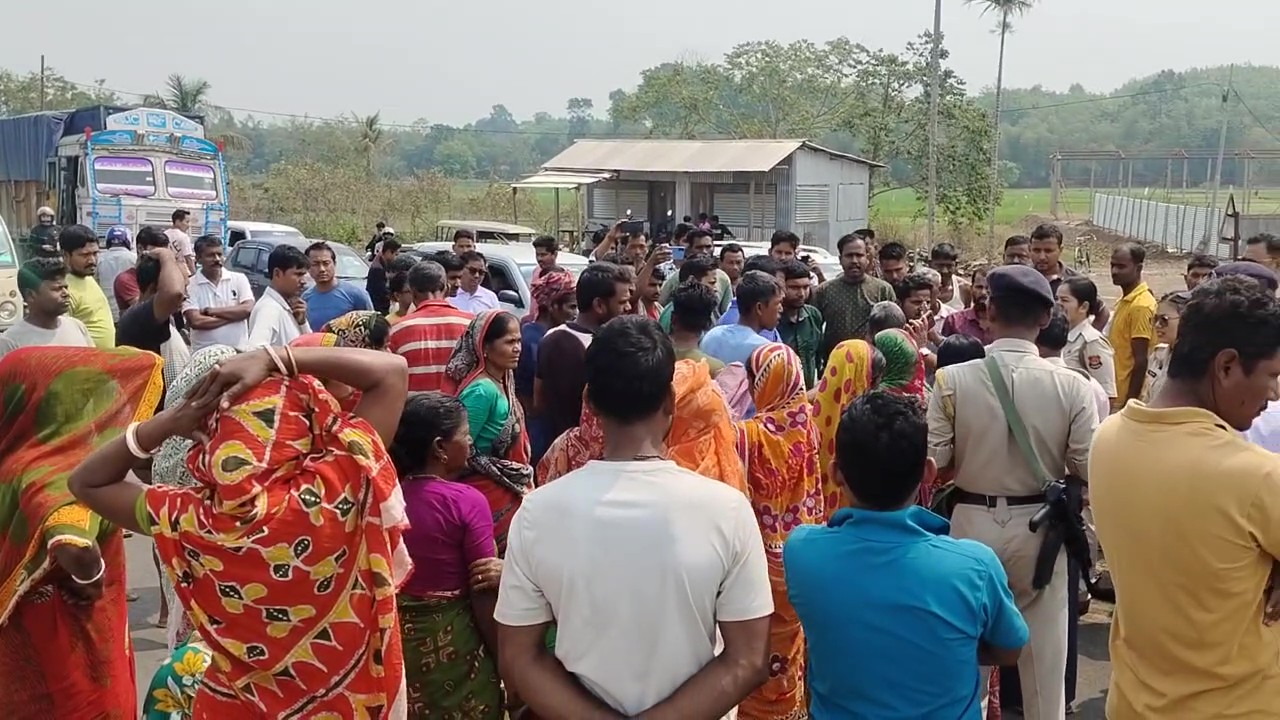 কাঁটাতারের বেড়ার ওপারে কৃষিজমিতে যেতে বাধা বি এস এফ-- র।স্থানীয় মানুষ চেরমা হাইওয়েতে সড়ক অবরোধে বসেছেন 