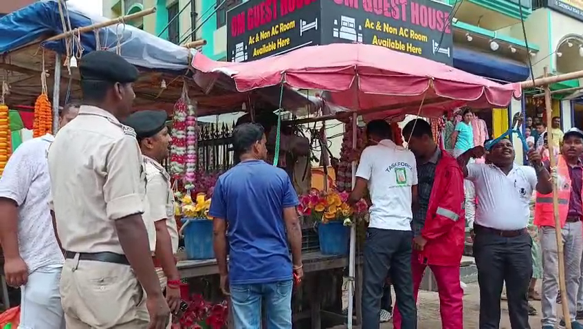  শহরের বিভিন্ন স্থানে আগরতলা পৌর নিগমের উচ্ছেদ অভিযান 