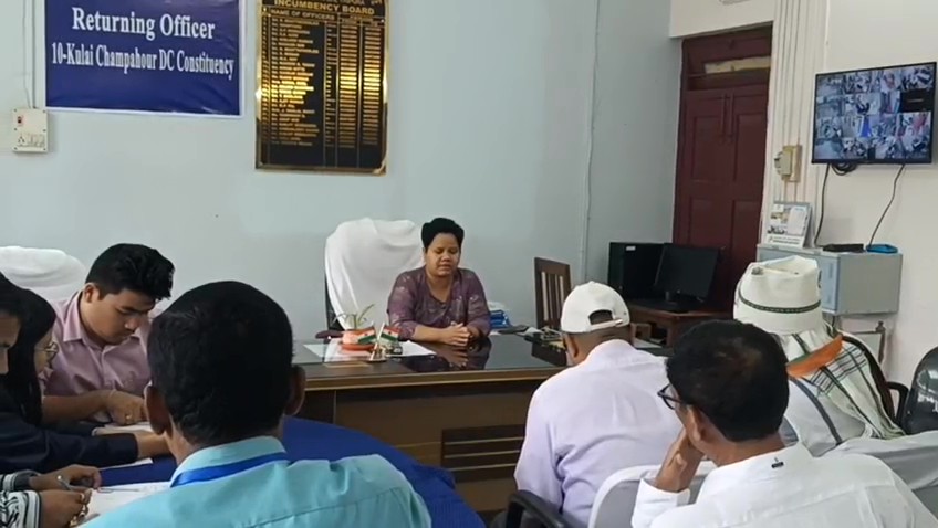 10 কুলাই চাম্পাহাওর এর  রিটার্নিং অফিসার রিংকু  রিয়াং এর নিকট তার মনোনয়নপত্র দাখিল করেন।