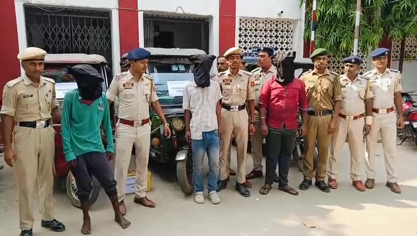 ধৃত তিন কুখ্যাত চোর, উদ্ধার চুরি যাওয়া তিনটি টমটম ও একটি বাইক।