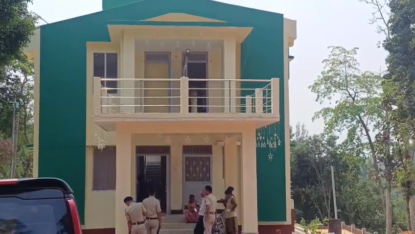 নিউজ স্ক্রিপ্ট: ৬৪ লাখ টাকা উদ্ধার কাণ্ডে ডিএফও-র বাড়িতে ভিজিল্যান্সের হানা।