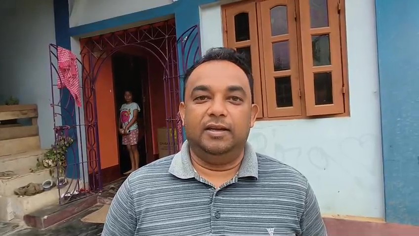 নিশি কুটুম্বের হানায় সর্বস্বান্ত এক পরিবার ঘটনা আমবাসা থানার অন্তর্গত ডলুবাড়ি এলাকার বাসিন্দা কামাখ্যা রায়ের ছোট ভাই উৎপল রায়ের ঘরে।