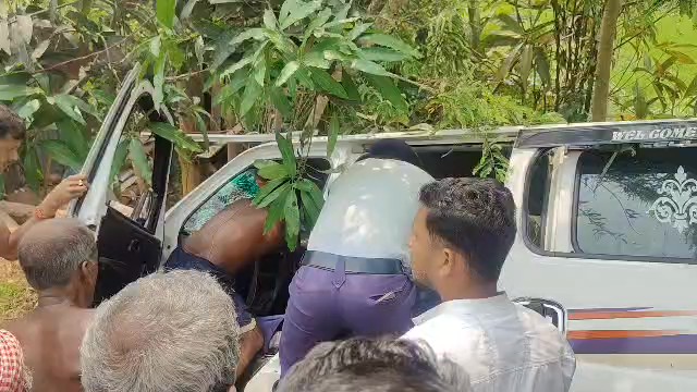 ডিউটিরত অবস্থায় দূর্ঘটনায় গুরুতর আহত চার পুলিশ কর্মী সহ পাঁচজন।