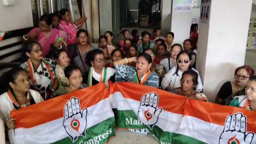  শান্তিনিকেতন মেডিকেল কলেজ কাণ্ডে মহিলা কমিশনের কার্যালয় ঘেরাও করে বিক্ষোভ প্রদর্শন মহিলা কংগ্রেসের 