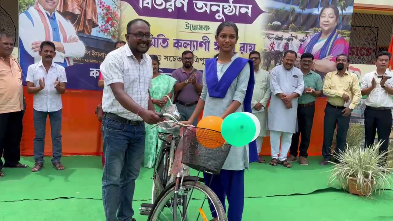 একাদশ শ্রেণির ছাত্রীদের হাতে বিনামূল্যে সাইকেল   বিতরণ