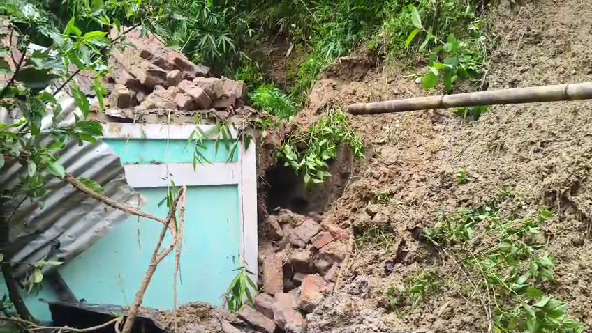 বৈদ্যুতিক টাওয়ারের গার্ড ওয়াল ভেঙ্গে ক্ষতিগ্রস্ত একটি বসতবাড়ি 