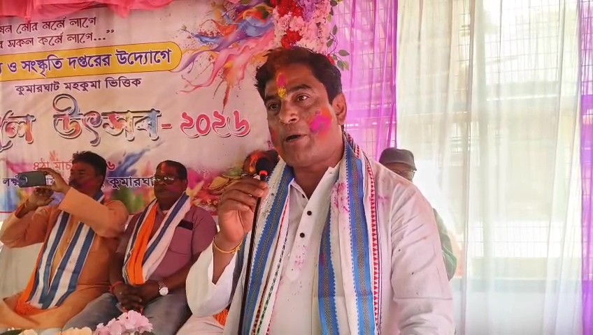 বছর ঘুরে আবারও রঙের আবিরে মেতে উঠলো রাজ্য। দোল উৎসব ও হোলিকে ঘিরে ত্রিপুরা জুড়ে আনন্দের আমেজ। ঊনকোটি জেলার কুমারঘাটেও দেখা গেল উৎসবের রঙিন ছবি।