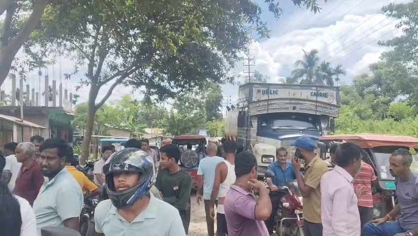 পানীয় জলের দাবিতে সড়ক অবরোধ, চরম দুর্ভোগে সাধারণ মানুষ