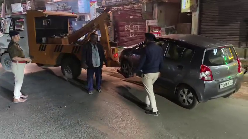 : রাস্তায় রাখা গাড়ি গুলির বিরুদ্ধেও অভিযান চালাল পৌর নিগম :