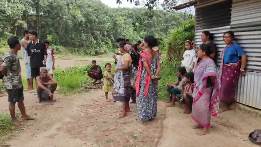 দীর্ঘদিন ধরে বেহাল অবস্থায় পড়ে রয়েছে দক্ষিণ মধুপুর পঞ্চায়েতের নোয়াবাড়ি থেকে মাখন সরদারপাড়া পর্যন্ত প্রায় তিন কিলোমিটার রাস্তা   