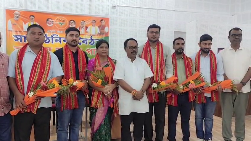 নবনিযুক্ত সাত জন মোর্চার সভাপতিদের বরণ কারা হয় 