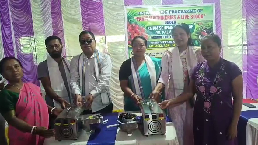 আমবাসা মহকুমা কৃষি দপ্তরের উদ্যোগে সুবিধাভোগীদের সামগ্রী প্রদান