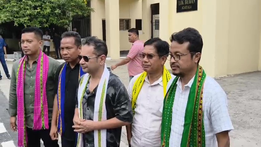 জেলা পরিষদ গঠনের দাবি নিয়ে রাজ্যপালের সাথে সৌজন্য সাক্ষাৎ করলেন প্রদ্যুৎ কিশোর 