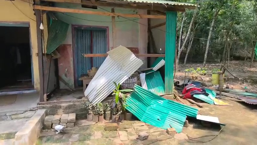 মথা দলের একাংশ কর্মী সমর্থকেরা  বাড়ি ঘরে ব্যাপক আক্রমণ এবং লুটপাট সংগঠিত করেছে।