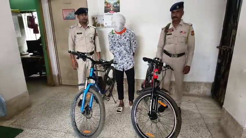  চুরি যাওয়া স্বর্ণের চেইন ও দুটি দামি বাইসাইকেল উদ্ধার, গ্রেপ্তার চোর 