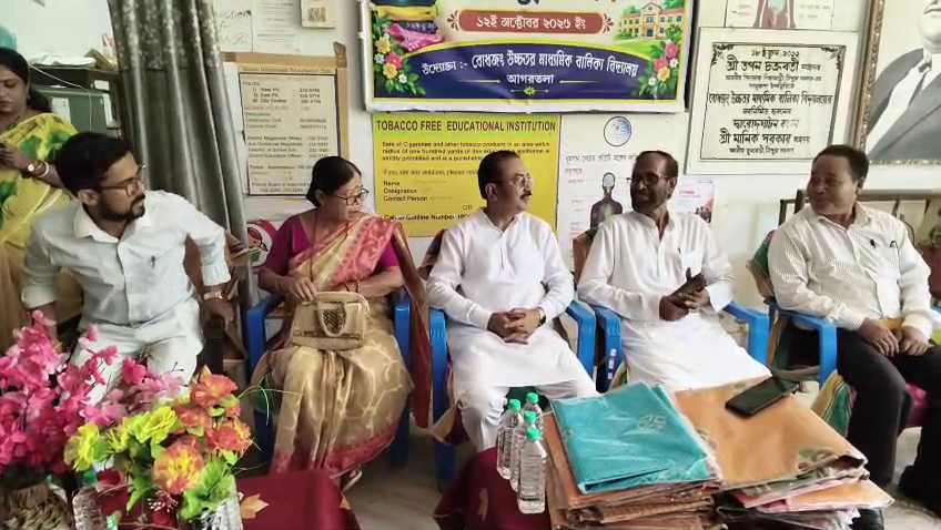  শারদ উৎসবে দুঃস্থদের মুখে হাসি ফোটাতে বোধজং গার্লস শিক্ষক শিক্ষিকাদের অভিনব উদ্যোগ 