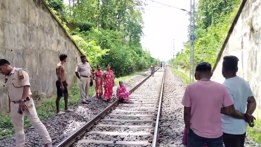  রেলে কাটা পড়ে মৃত্যু 