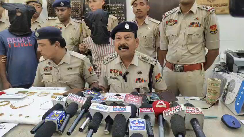 পশ্চিম থানার পুলিশের বিরাট সাফল্য ,চুরির ৬ ঘণ্টার মধ্যেই ২০ লক্ষ টাকার স্বর্ণালঙ্কার সহ ধৃত দুই কুখ্যাত চোর 