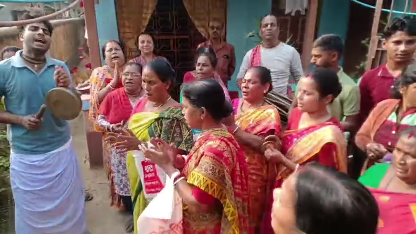 বাড়ি বাড়ি হরিনাম সংকীর্তন এবং লুট