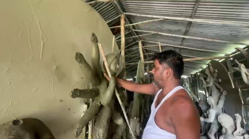দরজায় কড়া নাড়ছে দেবী দুর্গা! প্রতিমা তৈরিতে চরম ব্যস্ত মৃৎশিল্পীরা! 