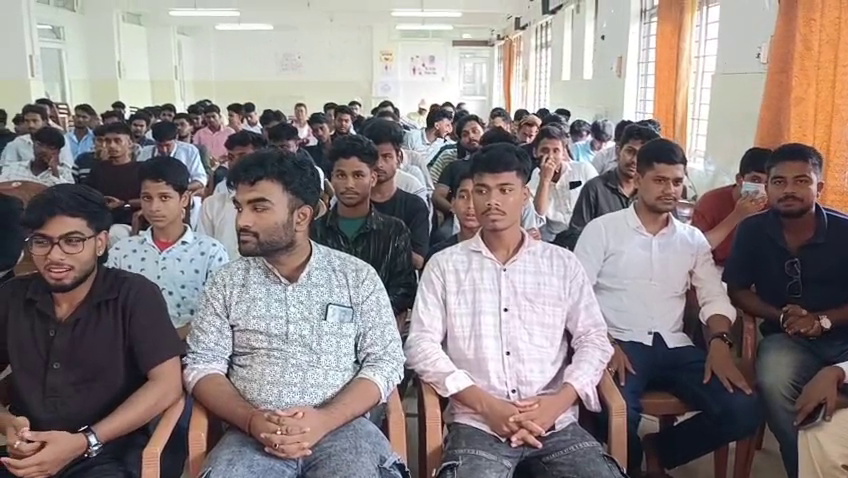 ছাত্রদের বিভিন্ন সমস্যা ও অধিকার নিয়ে এন এস ইউ আই  ও যুব কংগ্রেসের বিশেষ সেমিনার