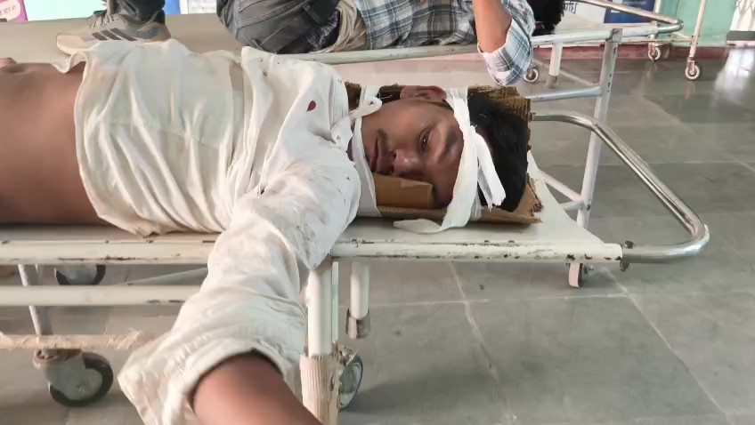 জাতীয় সড়কে, ইলেকট্রিক অটো নিয়ন্ত্রণ হারিয়ে দুর্ঘটনার কবলে  