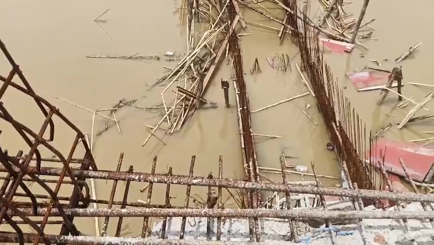 ডবল ইঞ্জিনের স্বচ্ছ উন্নয়নে ঊনকোটি জেলার কুমারঘাটের সোনাইমুড়িতে মাঝ নদীতে ভেঙে পড়ল নির্মীয়মান সেতুর বিরাট অংশ।