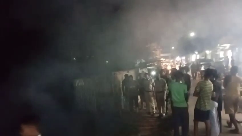 লক্ষী পূজার সন্ধ্যা রাতে ময়লার স্তূপে ভয়াবহ অগ্নিকাণ্ড! অল্পেতে রক্ষা পেলো প্রচুর সংখ্যক দোকান ঘটনা বামুটিয়ার কালী বাজারে