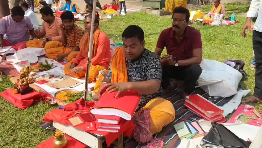 হালখাতার যাত্রা এবং ভগবানের আশীর্বাদ লাভে নববর্ষে লক্ষীনারায়ন বাড়ি মন্দিরে ভক্তবৃন্দের উপচেপরা ভীর