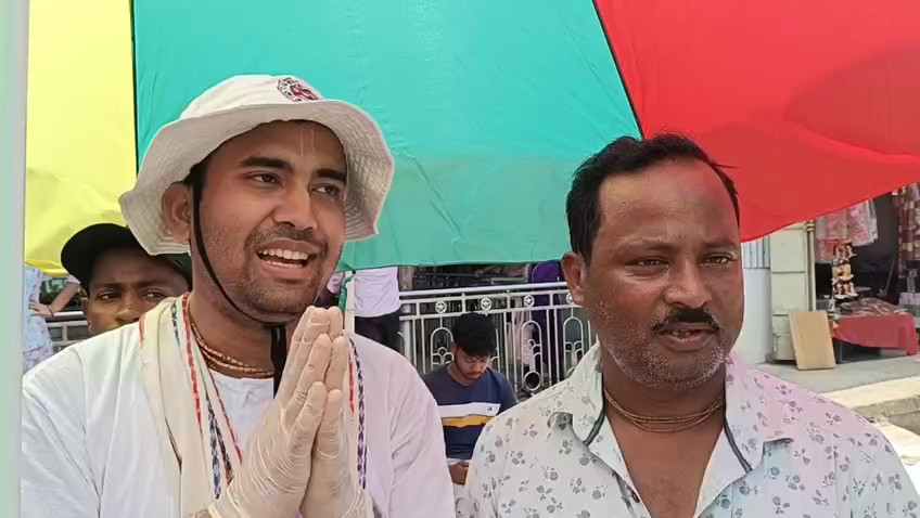 পথচারীদের জল পান করিয়ে গরম থেকে কিছুটা স্বস্তি দিতে এগিয়ে এলো সনাতনী ভক্তবৃন্দ